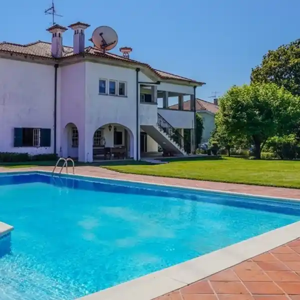 GRAND ARCHITECTURAL HARMONY WITH EXPANSIVE PRIVATE OASIS