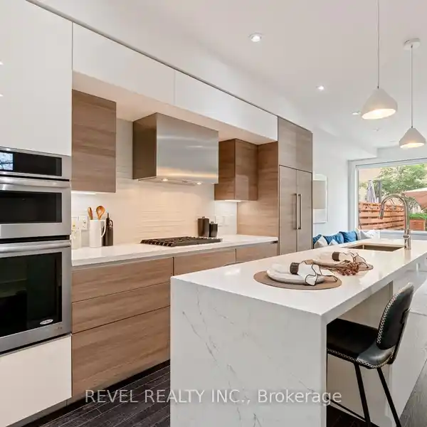 RARE OVERSIZED EXECUTIVE TOWNHOME