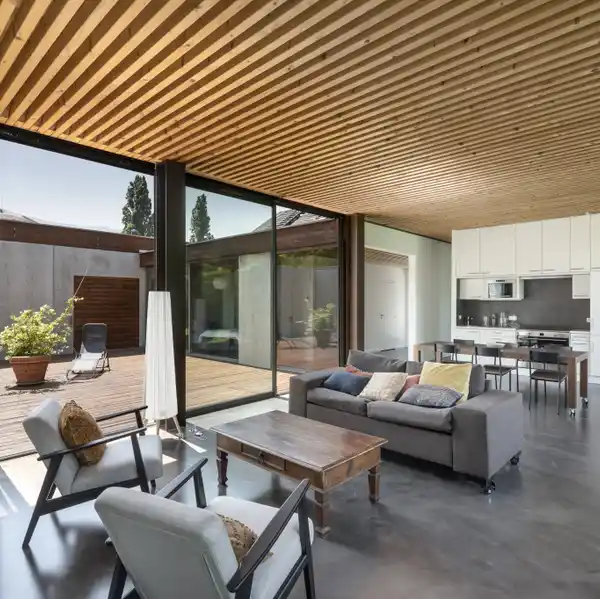 LIGHT-FILLED CONTEMPORARY VILLA