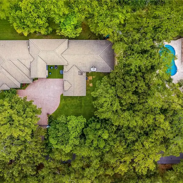 GATED SINGLE-STORY RESIDENCE IN PRIME NORTH PINECREST