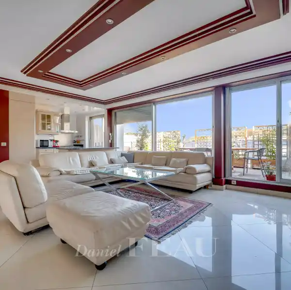 MAGNIFICENT TOP-FLOOR APARTMENT