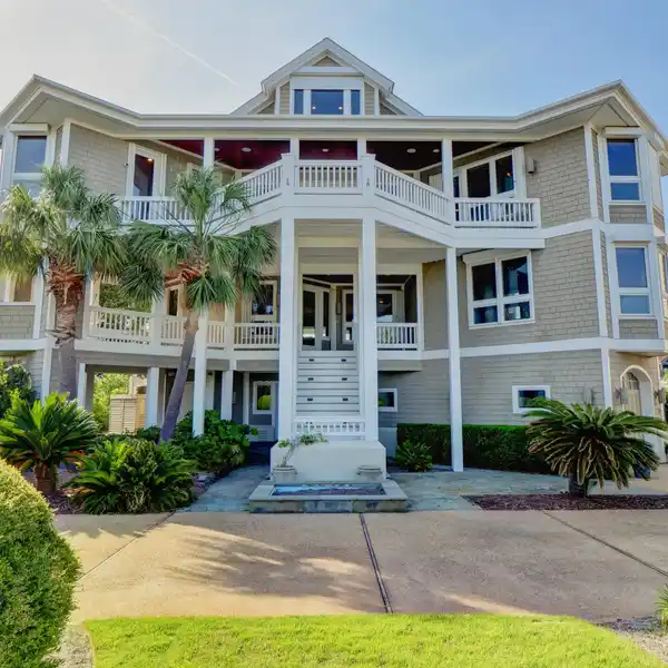 BEAUTIFULLY MAINTAINED PROPERTY WITH AMAZING OCEAN VIEWS