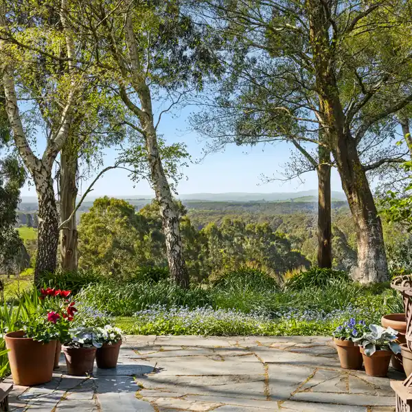 COUNTRY LIVING SET AGAINST A BREATHTAKING BACKDROP