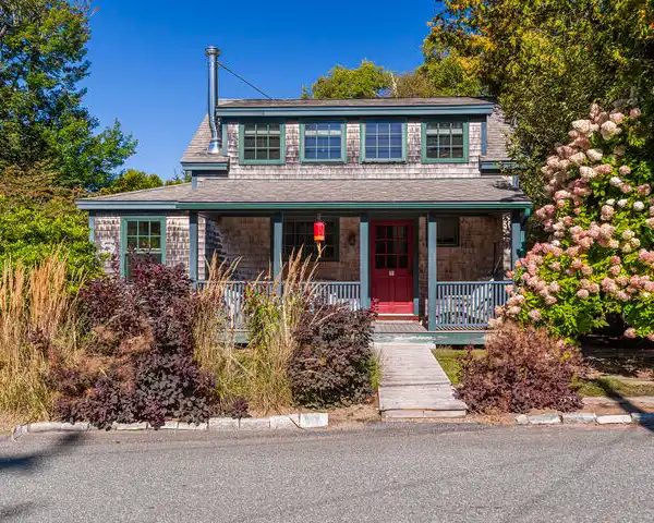 SUN-DRENCHED FAMILY HOME IN MOUNT DESERT