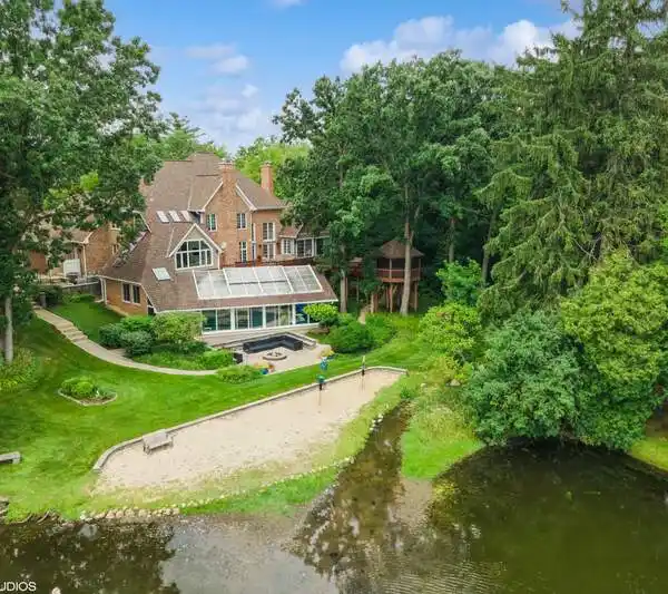 EXTRAORDINARY RETREAT ON BISHOP'S LAKE