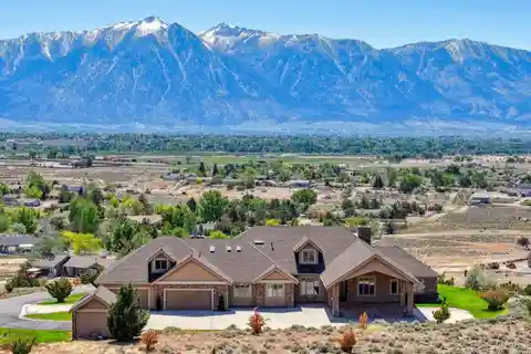 Panoramic Mountain Views on Private 5-acre Estate
