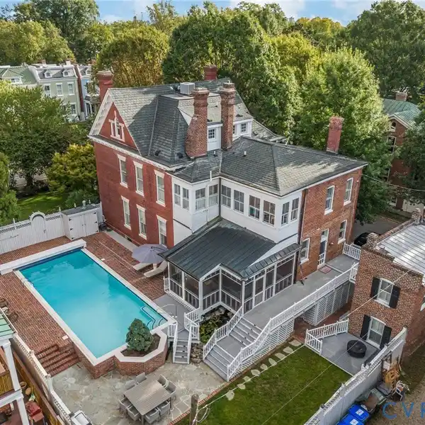 ARCHITECTURAL MASTERPIECE WITH POOLSIDE CARRIAGE RETREAT