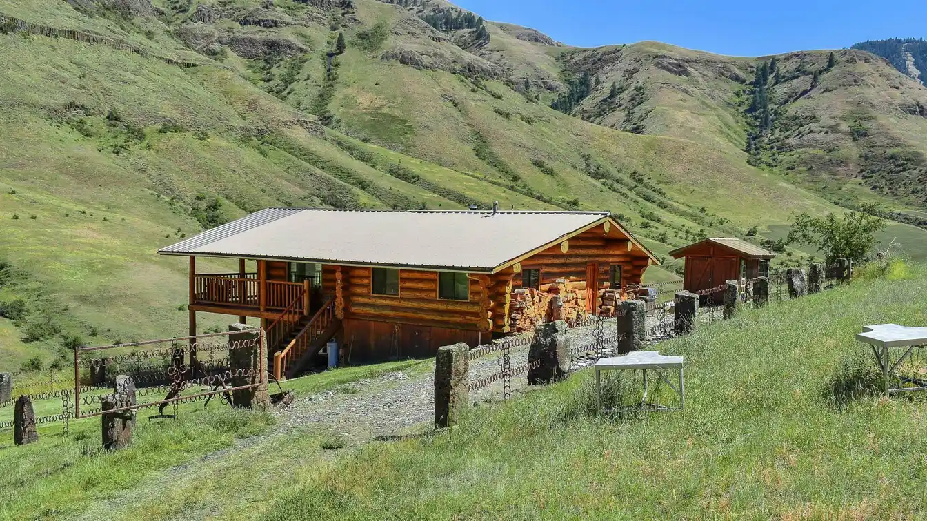 Off-grid Cabin on 20 Acres