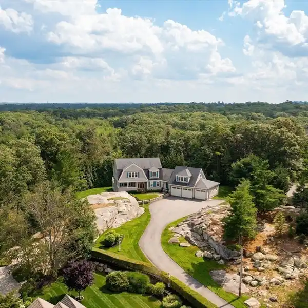 CUSTOM BUILT HOME BY HIGHLY RESPECTED BUILDERS