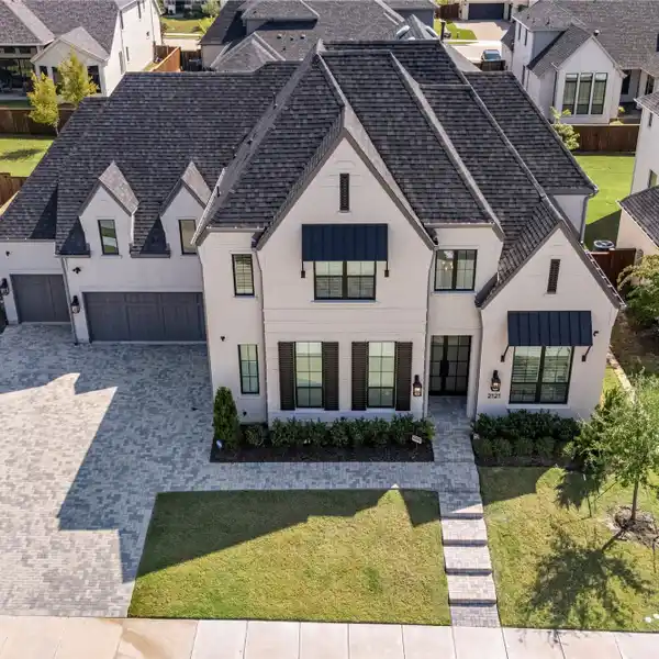 OPULENT DESIGN MEETS MODERN ARCHITECTURAL BRILLIANCE