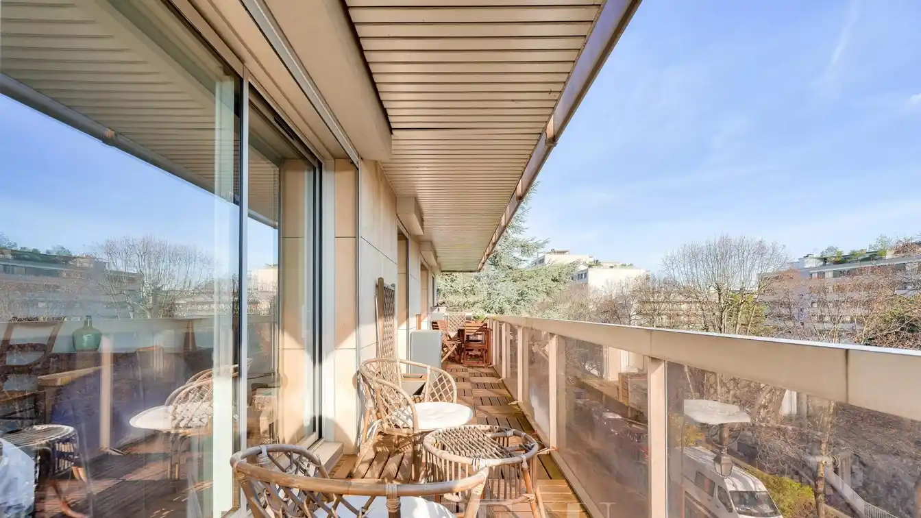 Spacious Full-floor Five Bedroom Apartment