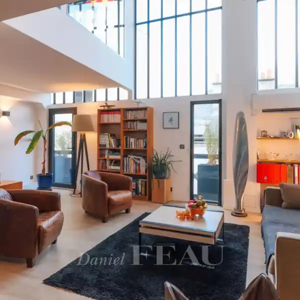 COMPLETELY RENOVATED APARTMENT WITH CONTEMPORARY STYLE