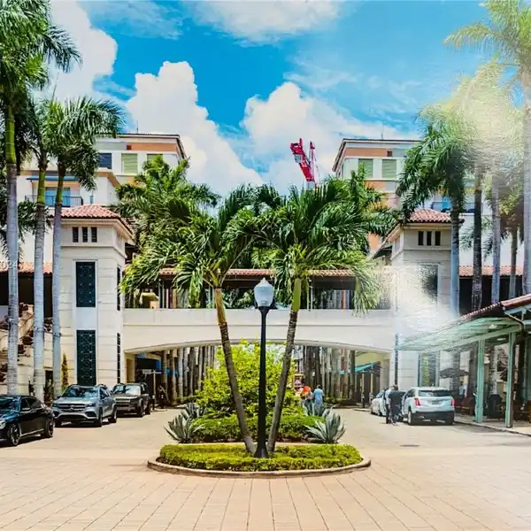 LUXURY APARTMENT AT THE AVENUE