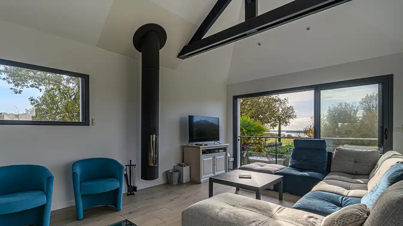 Contemporary Home Combining Elegance and Functionality