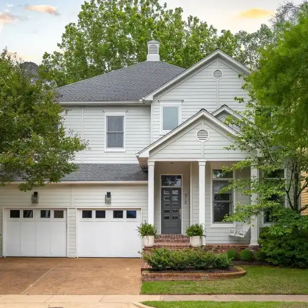 IMPECCABLE HARBOR TOWN HOME WITH PARK VIEWS
