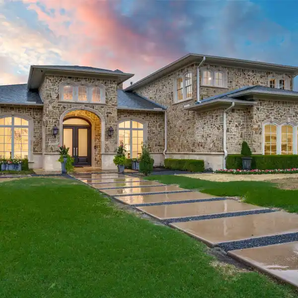 RADIANT LUXURY HOME IN A DESIRED NEIGHBORHOOD