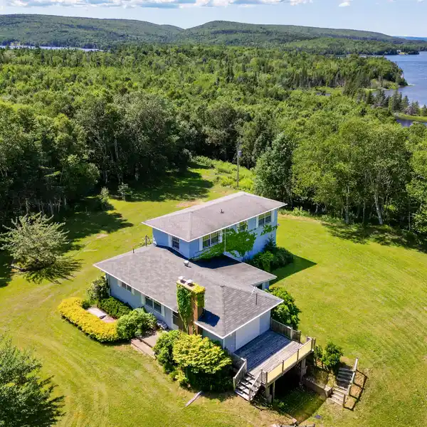 ULTIMATE LAKESIDE RETREAT