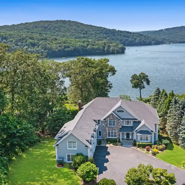 INCREDIBLE LAKEFRONT OASIS