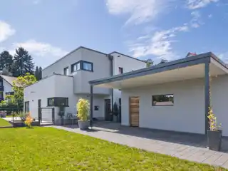 Architecture Meets View - Stylish New Building with Unobstructed Views