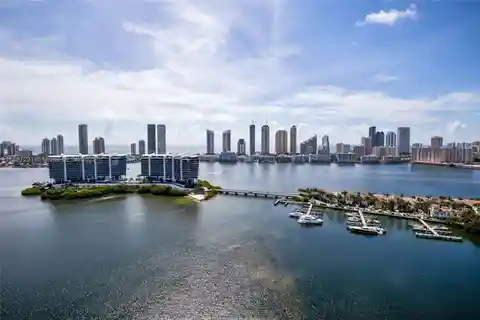 Peninsula One’s Lower Penthouse