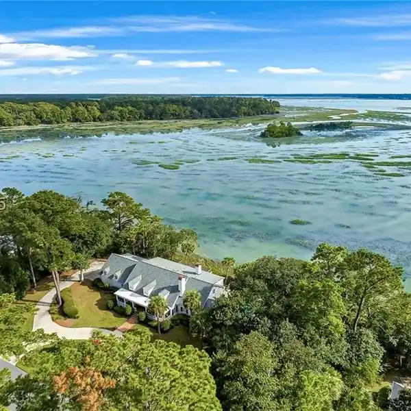 LOWCOUNTRY LIVING AT ITS FINEST