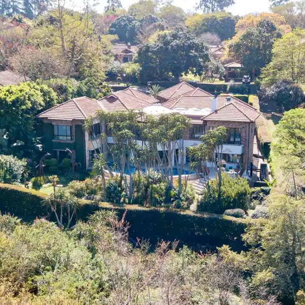 REMARKABLE RESIDENCE IN THE WHITE RIVER COUNTRY ESTATE