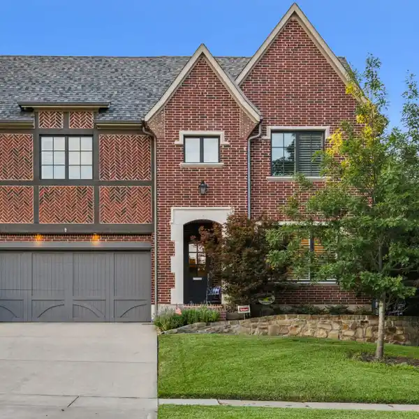 AN UNPARALLELED BLEND OF ELEGANCE AND COMFORT IN LAKEWOOD HILLS