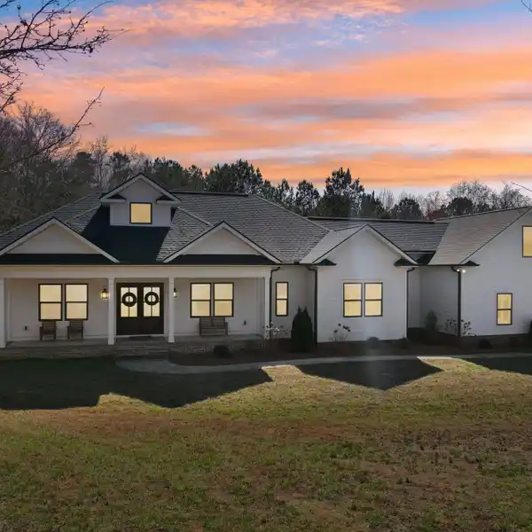 STUNNING FARMHOUSE RETREAT