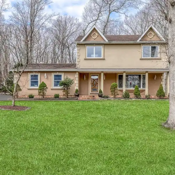 BEAUTIFUL SIDE-HALL COLONIAL ON A QUIET CUL-DE-SAC