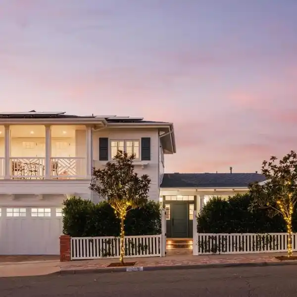 FRENCH OAK FLOORS ENHANCE COASTAL SOPHISTICATION