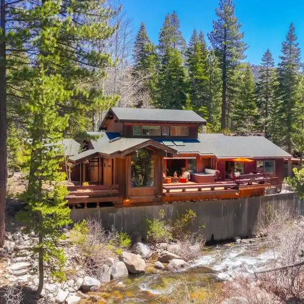 LUXURY MOUNTAIN RETREAT WITH CREEKFRONT SERENITY