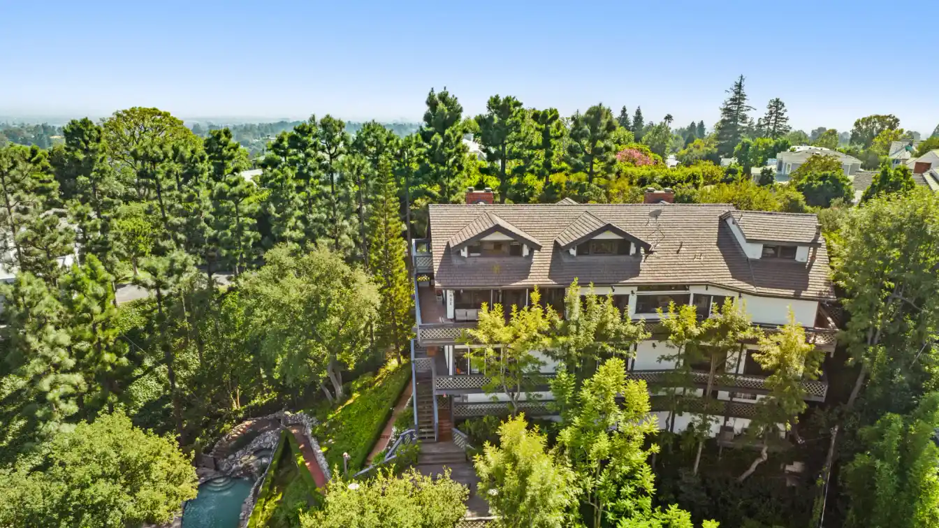 Beautiful Celebrity-pedigreed Estate