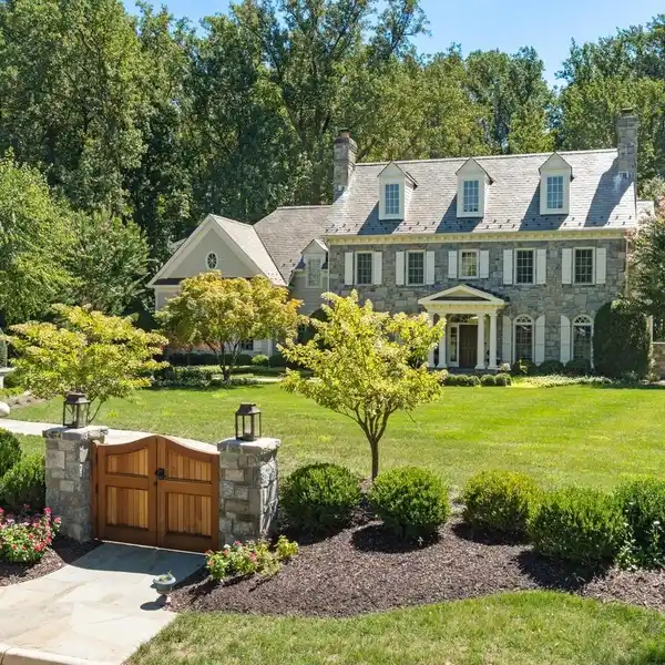 STATELY HOME IN SPRING HILL FARM