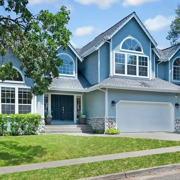 OUTSTANDING AND INVITING FAMILY HOME