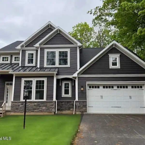 STUNNING BELMONTE HOME WITH SOARING CEILINGS