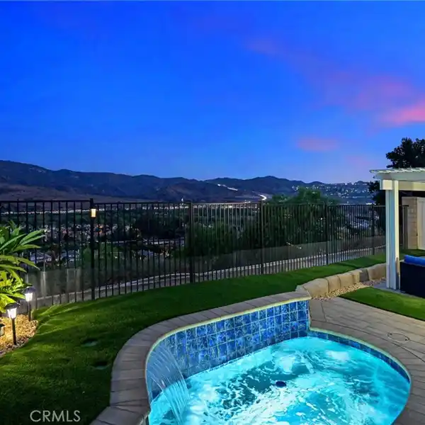 ELEGANT TOWNHOME WITH MAIN FLOOR BEDROOM RETREAT