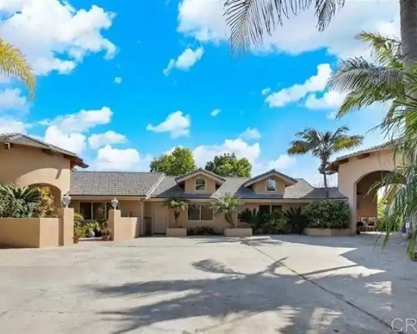 SELF-SUSTAINING TROPICAL PARADISE