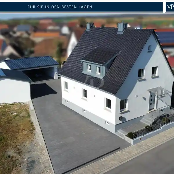 RENOVATED HOUSE WITH THREE GARAGES PLUS EXTRA BUILDING PLOT
