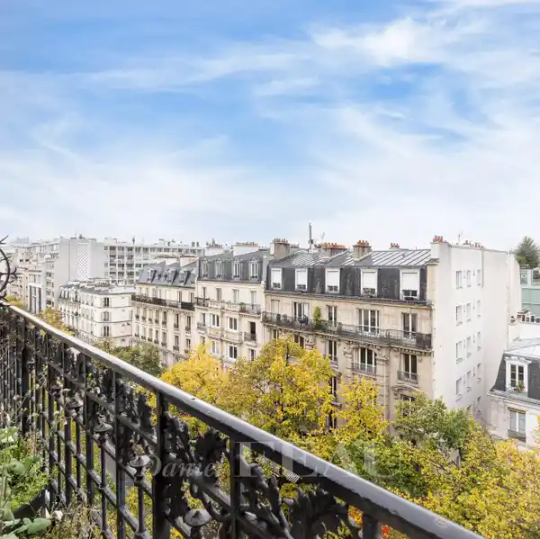 BRIGHT APARTMENT WITH BALCONIES AND FIREPLACE