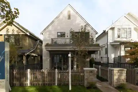 Timeless Transitional Architecture with Elegant Interiors