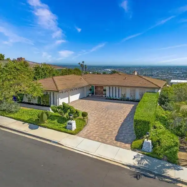 CUSTOM HOME WITH SWEEPING PANORAMIC VIEWS