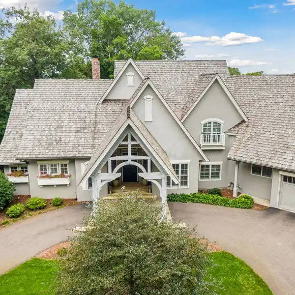 HIGHLY SOUGHT-AFTER COTTAGEWOOD NEIGHBORHOOD