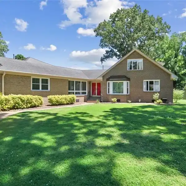 YEAR-ROUND ENTERTAINER'S DREAM ON A WATERFRONT LOT