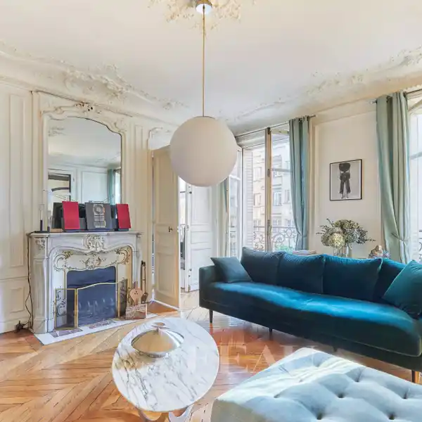 ELEGANT CORNER APARTMENT IN CLASSIC 1900S BUILDING