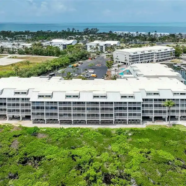 TOP-FLOOR BAYSIDE VILLA WITH BREATHTAKING VIEWS