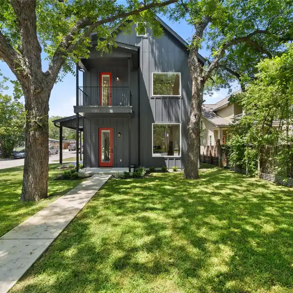CHIC DUPLEX RETREAT IN PRIME LOCATION