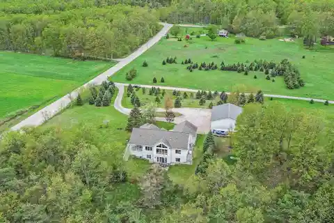 Expansive Country Retreat with Versatile Living Spaces