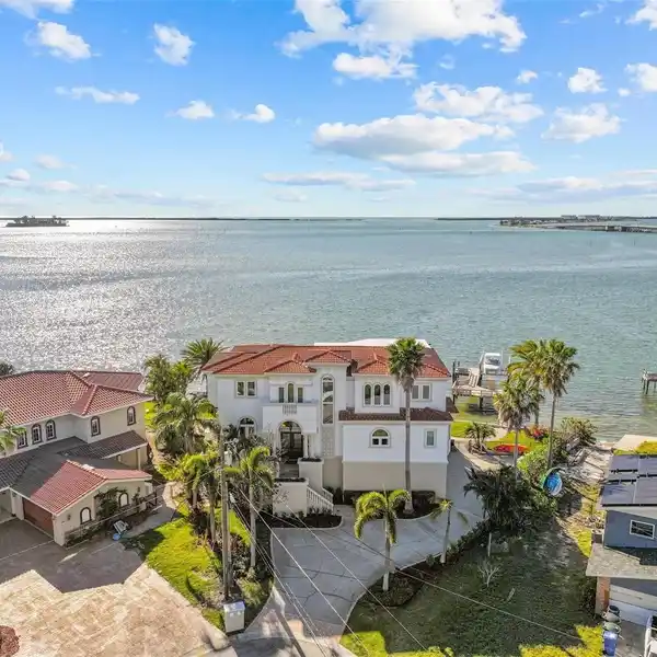 ELEGANT HOME WITH EXPANSIVE GULF-FRONT VIEWS