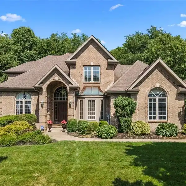 LUXURY LIVING IN THE HEART OF SHADOW WOOD