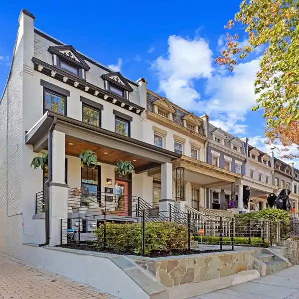 SOARING CEILINGS AND DESIGNER LIGHTING THROUGHOUT